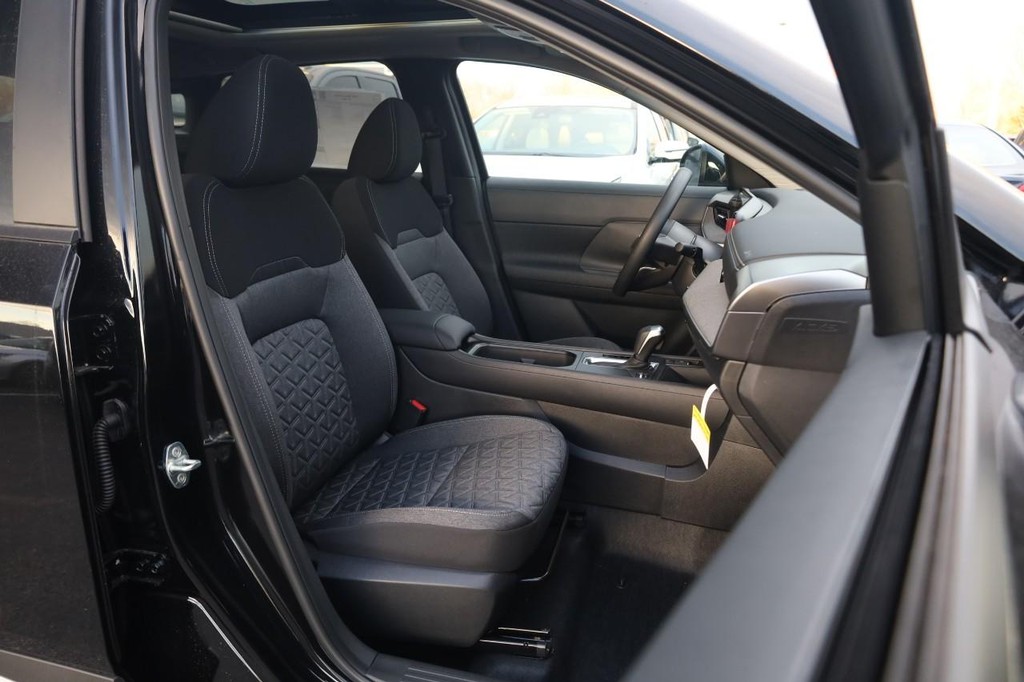 Nissan Kicks Vehicle Image 26