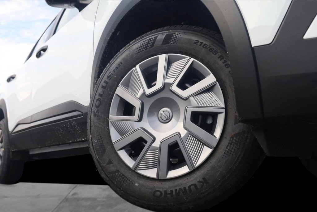 Nissan Kicks Vehicle Image 03