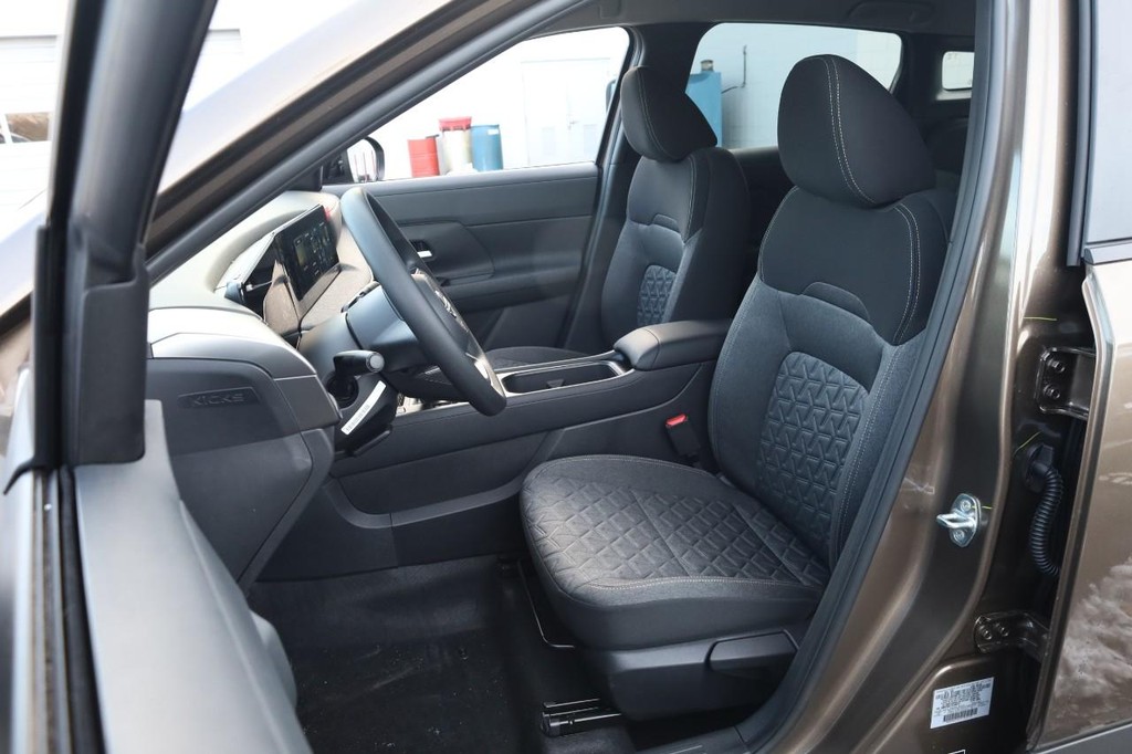 Nissan Kicks Vehicle Image 08