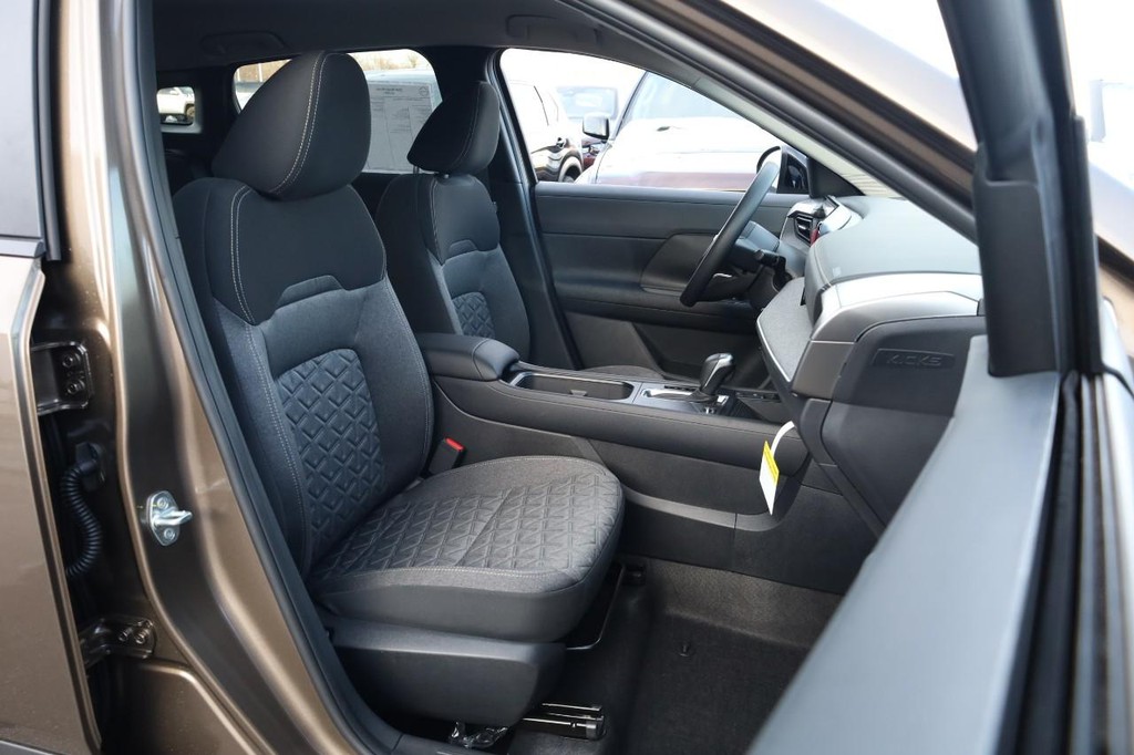 Nissan Kicks Vehicle Image 24