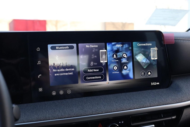 Nissan Kicks Vehicle Full-screen Gallery Image 11