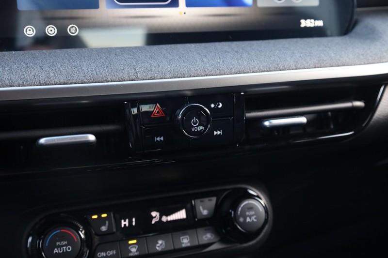 Nissan Kicks Vehicle Full-screen Gallery Image 12