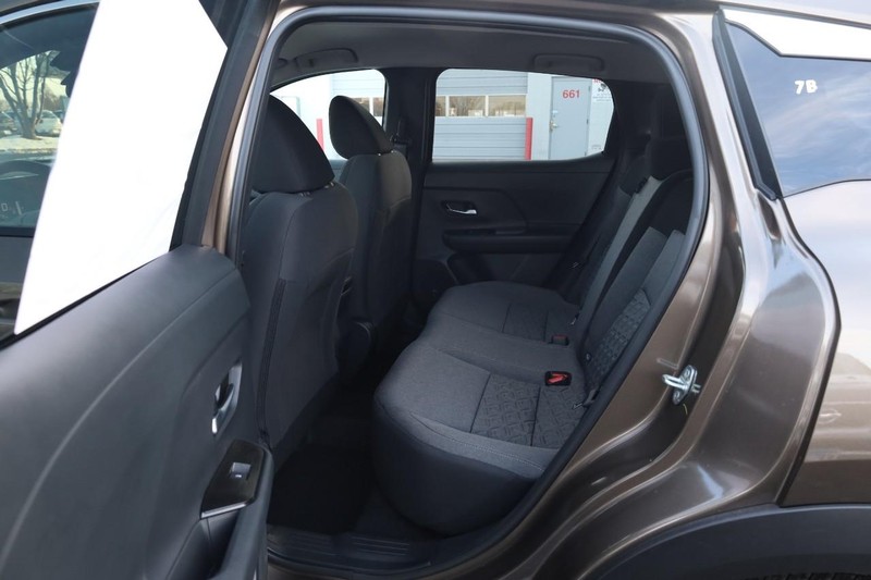 Nissan Kicks Vehicle Full-screen Gallery Image 20