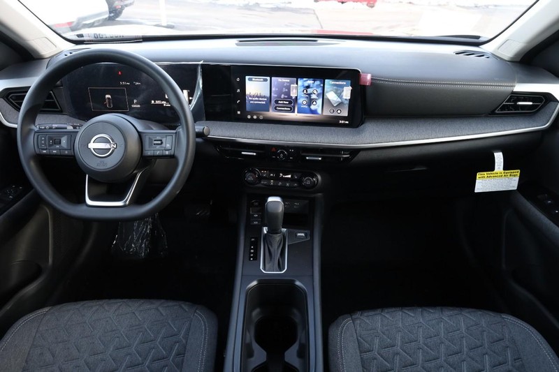 Nissan Kicks Vehicle Full-screen Gallery Image 21