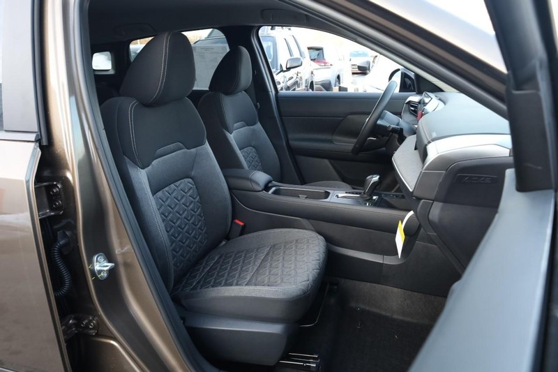 Nissan Kicks Vehicle Full-screen Gallery Image 23