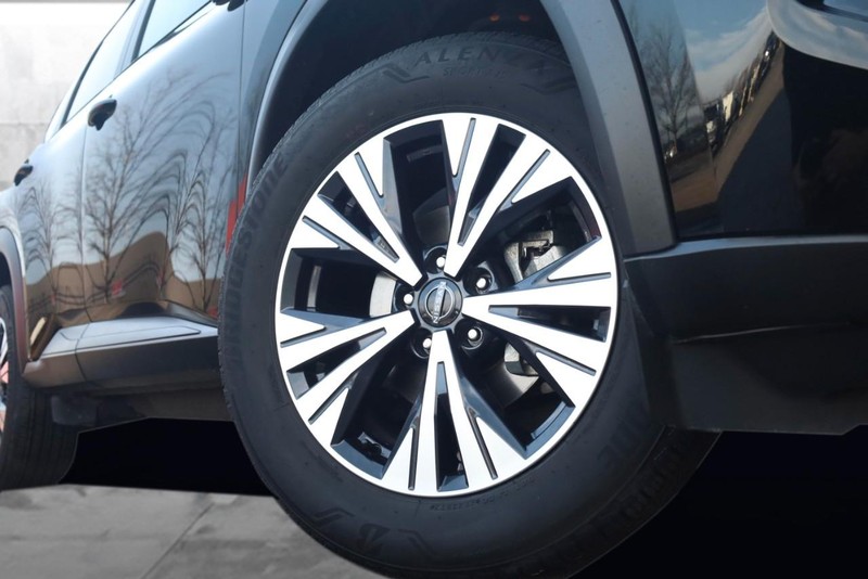 Nissan Rogue Vehicle Full-screen Gallery Image 3