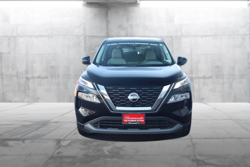 Nissan Rogue Vehicle Full-screen Gallery Image 4