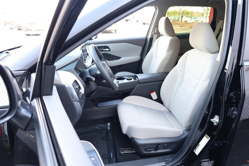 Nissan Rogue Vehicle Full-screen Gallery Image 8