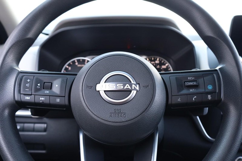 Nissan Rogue Vehicle Full-screen Gallery Image 9