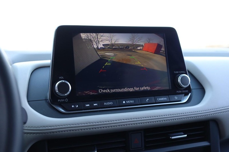 Nissan Rogue Vehicle Full-screen Gallery Image 12