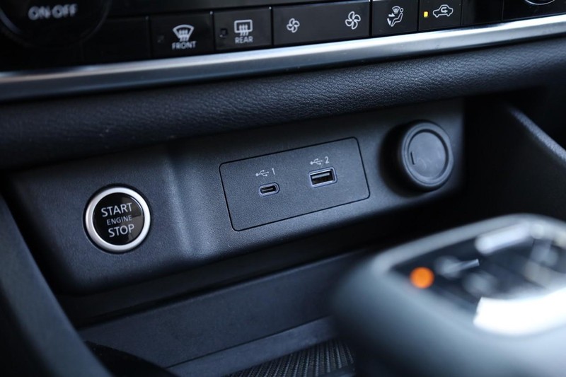 Nissan Rogue Vehicle Full-screen Gallery Image 14