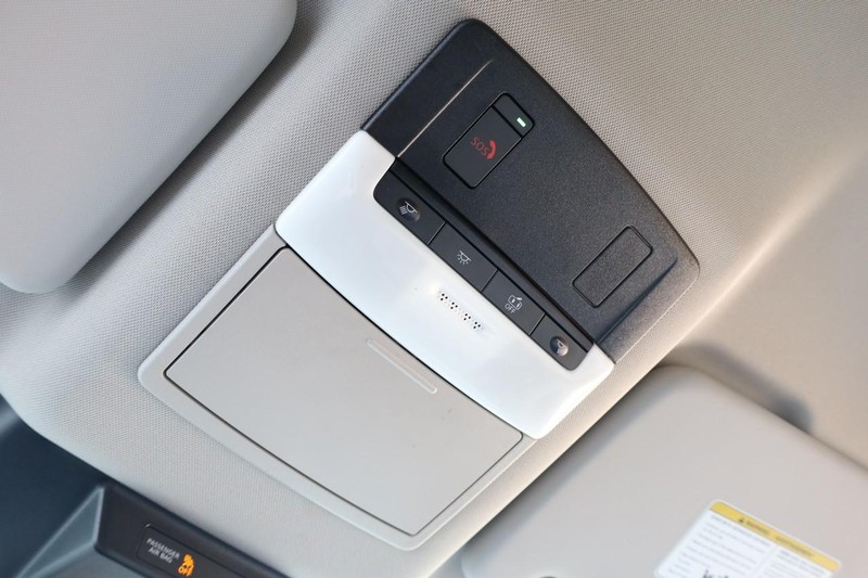 Nissan Rogue Vehicle Full-screen Gallery Image 16