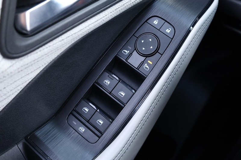 Nissan Rogue Vehicle Full-screen Gallery Image 17