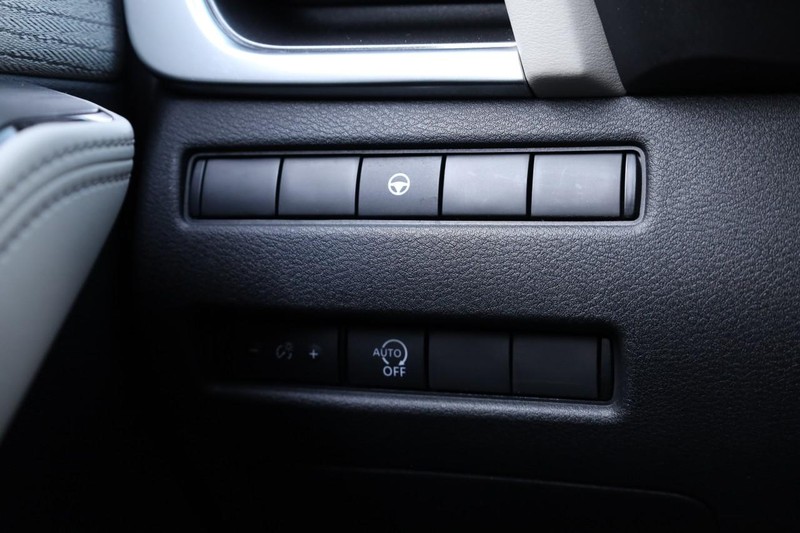 Nissan Rogue Vehicle Full-screen Gallery Image 18