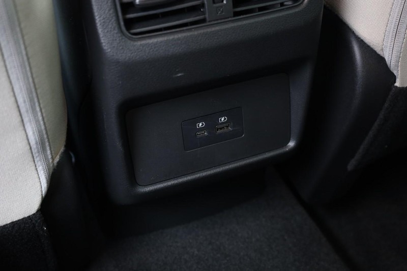 Nissan Rogue Vehicle Full-screen Gallery Image 21