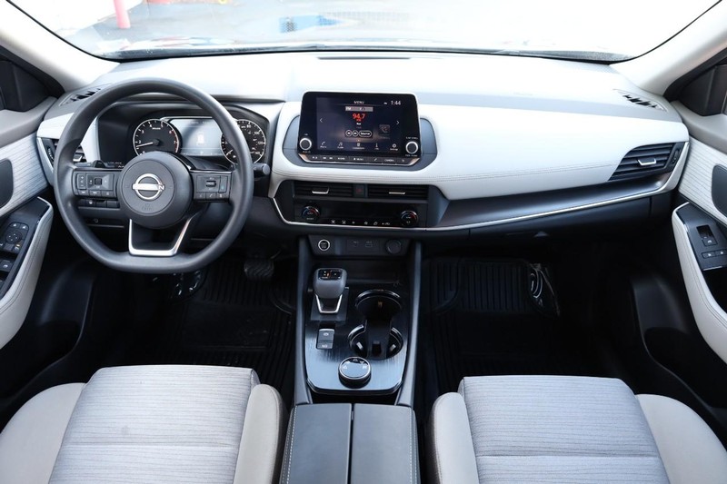 Nissan Rogue Vehicle Full-screen Gallery Image 22