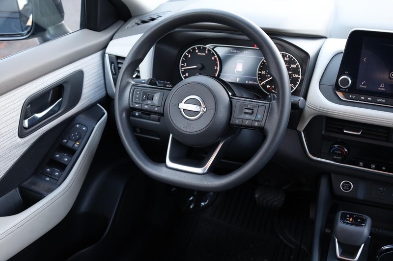 Nissan Rogue Vehicle Full-screen Gallery Image 23