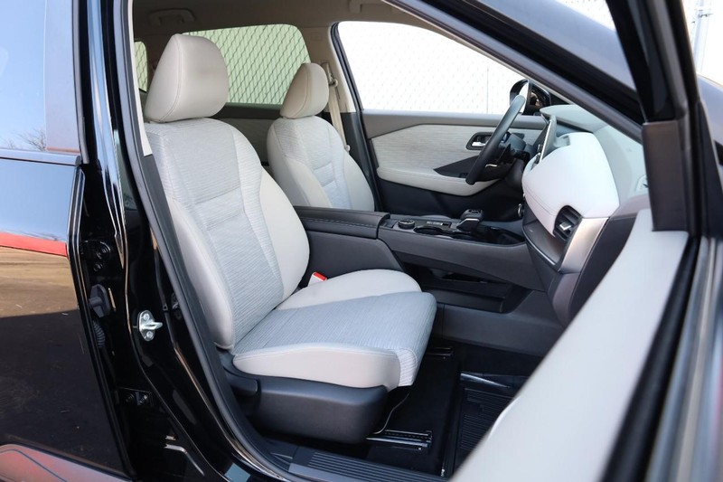 Nissan Rogue Vehicle Full-screen Gallery Image 24
