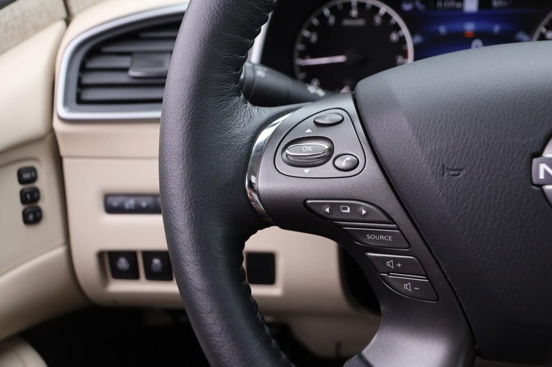 Nissan Murano Vehicle Image 13