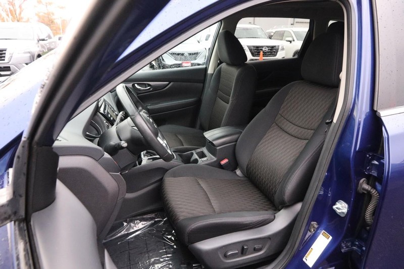 Nissan Rogue Vehicle Image 08