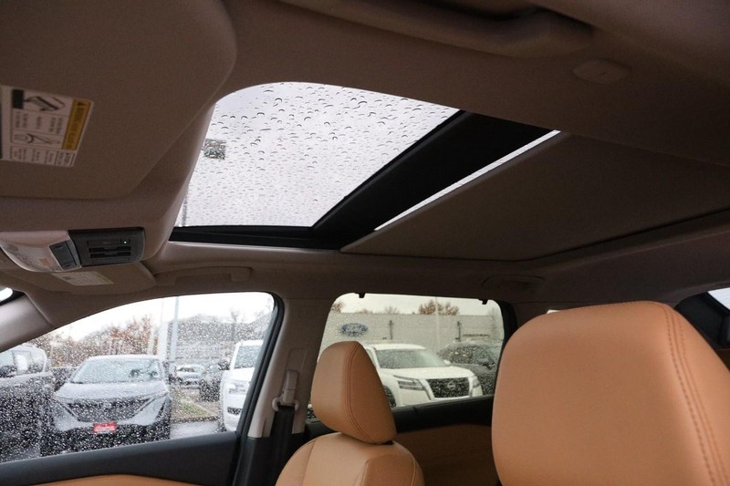 Nissan Rogue Vehicle Image 09