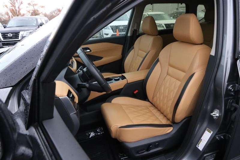 Nissan Rogue Vehicle Image 10