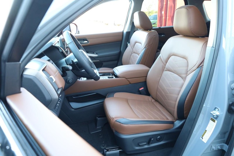 Nissan Pathfinder Vehicle Image 12