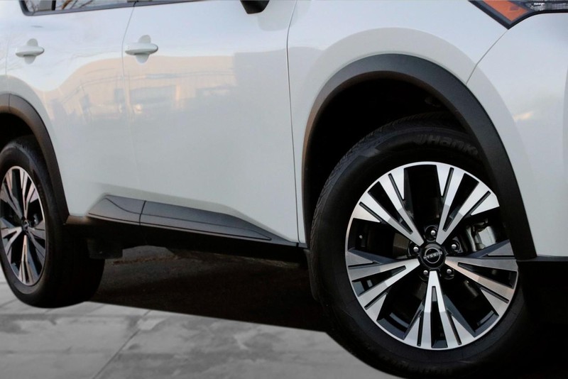 Nissan Rogue Vehicle Full-screen Gallery Image 3