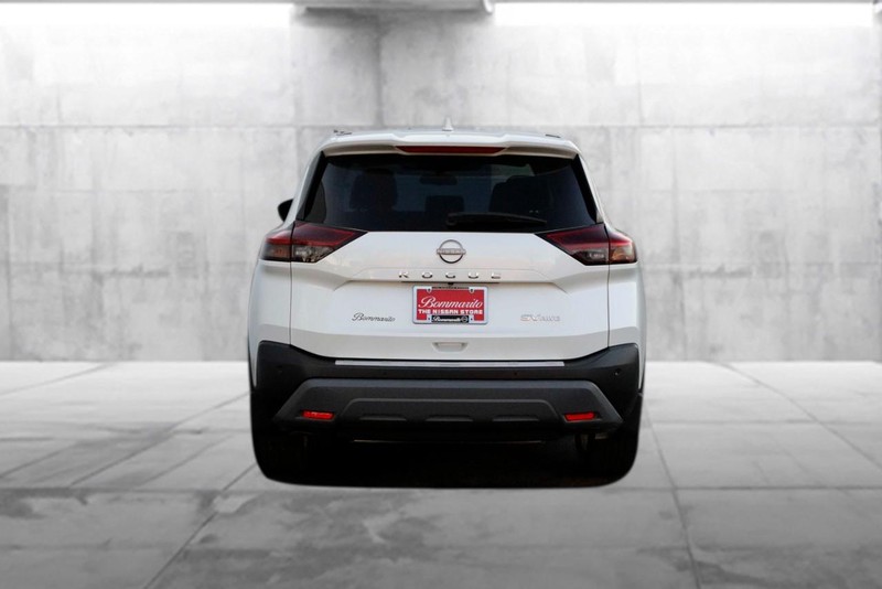 Nissan Rogue Vehicle Full-screen Gallery Image 6