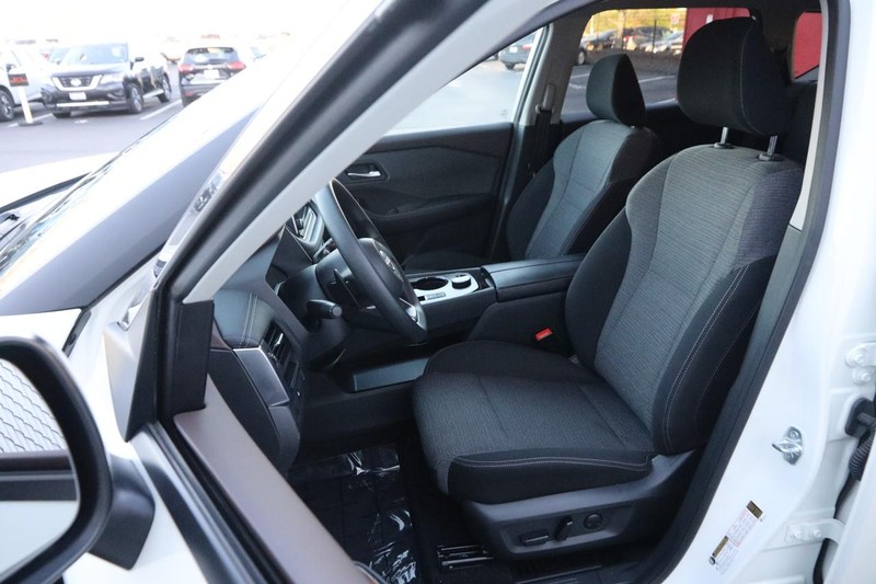 Nissan Rogue Vehicle Full-screen Gallery Image 8