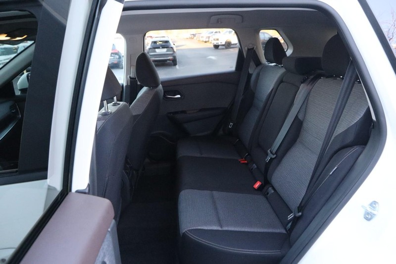 Nissan Rogue Vehicle Full-screen Gallery Image 9