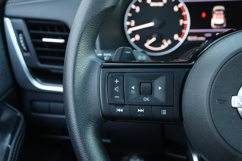 Nissan Rogue Vehicle Full-screen Gallery Image 11