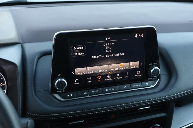 Nissan Rogue Vehicle Full-screen Gallery Image 15