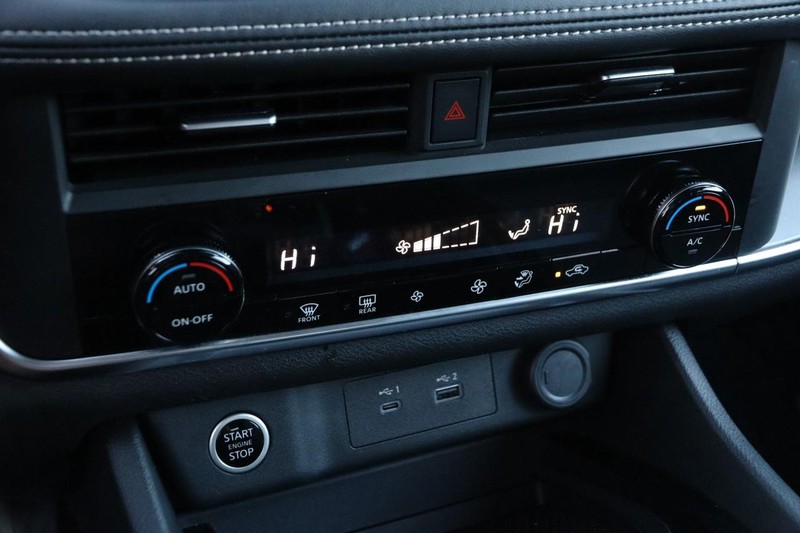 Nissan Rogue Vehicle Full-screen Gallery Image 17