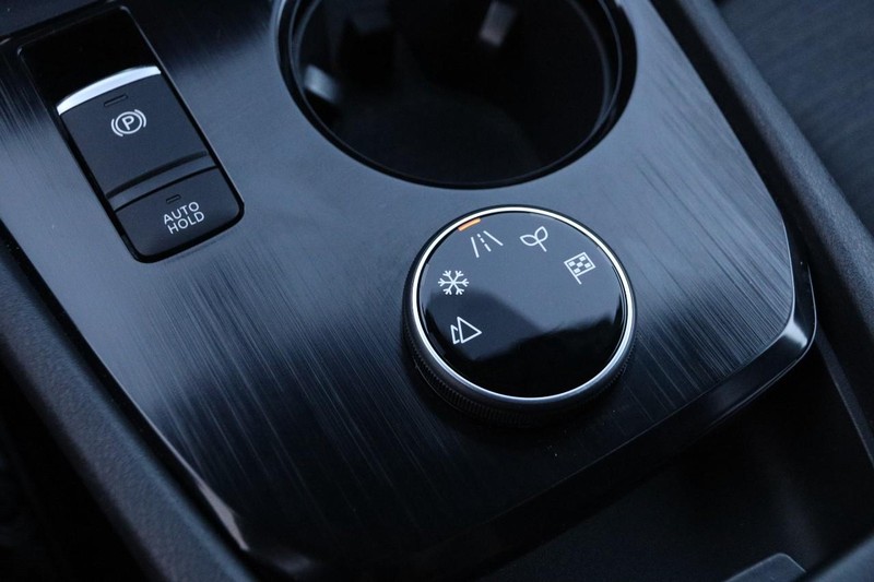 Nissan Rogue Vehicle Full-screen Gallery Image 18