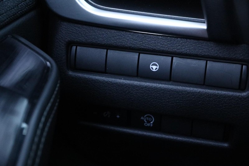 Nissan Rogue Vehicle Full-screen Gallery Image 19