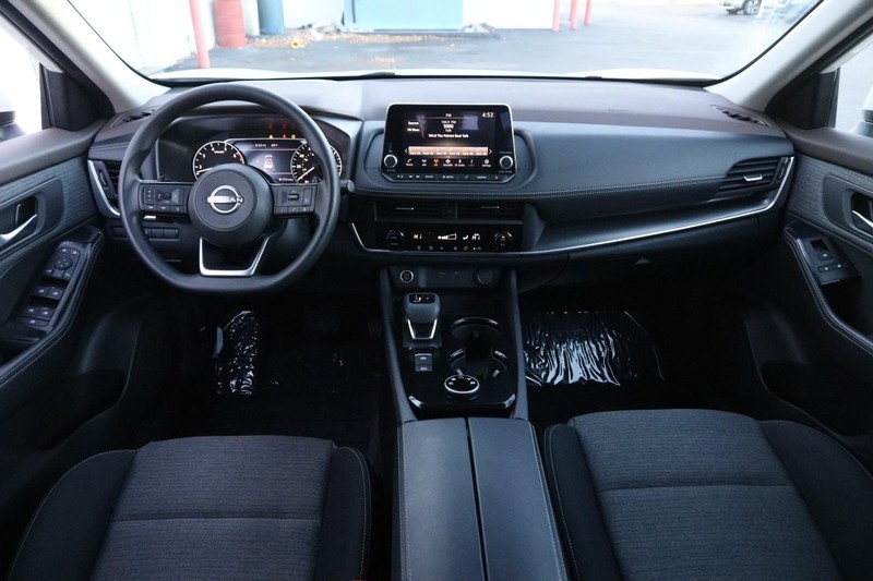 Nissan Rogue Vehicle Full-screen Gallery Image 20