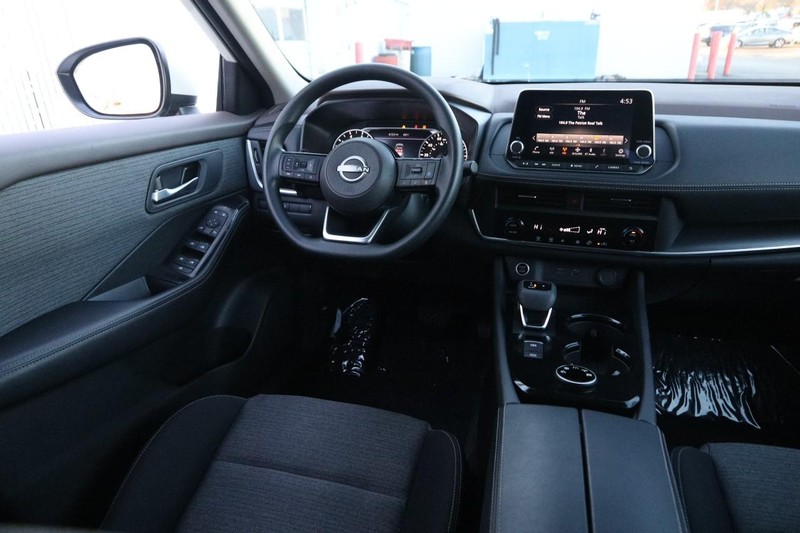 Nissan Rogue Vehicle Full-screen Gallery Image 21