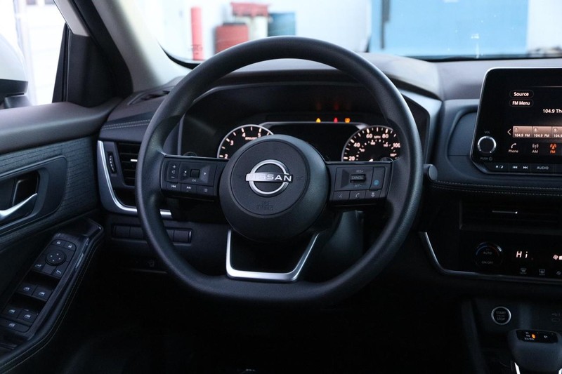 Nissan Rogue Vehicle Full-screen Gallery Image 22