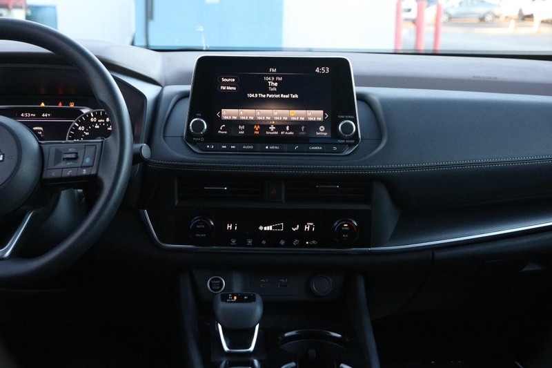 Nissan Rogue Vehicle Full-screen Gallery Image 23