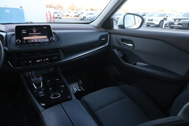 Nissan Rogue Vehicle Full-screen Gallery Image 24