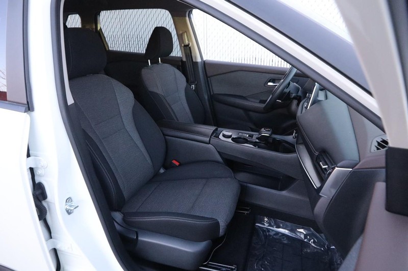 Nissan Rogue Vehicle Full-screen Gallery Image 25