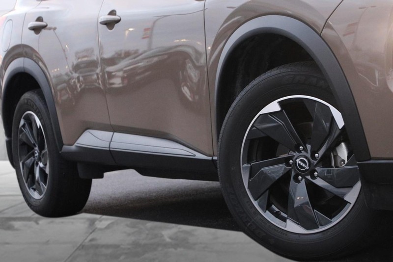 Nissan Rogue Vehicle Full-screen Gallery Image 3