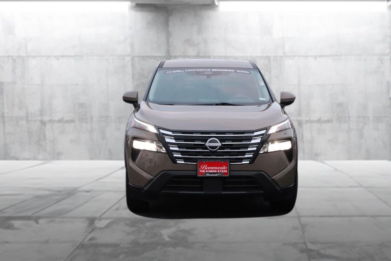 Nissan Rogue Vehicle Full-screen Gallery Image 4