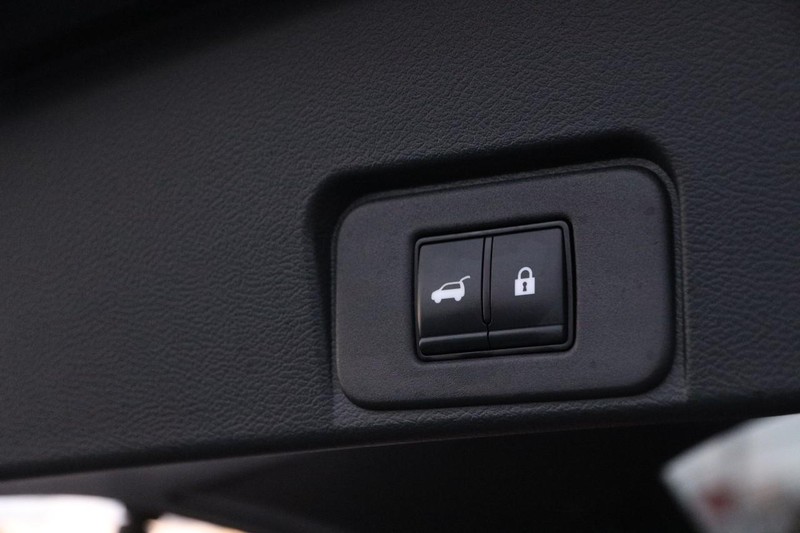 Nissan Rogue Vehicle Full-screen Gallery Image 8