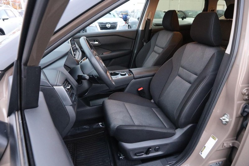 Nissan Rogue Vehicle Full-screen Gallery Image 9