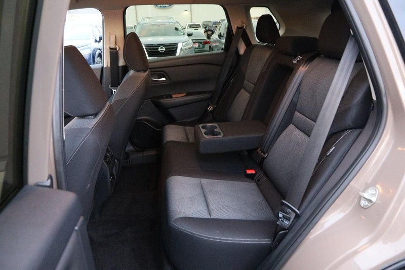 Nissan Rogue Vehicle Full-screen Gallery Image 10