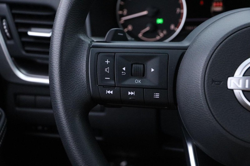 Nissan Rogue Vehicle Full-screen Gallery Image 12