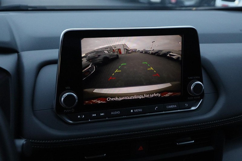 Nissan Rogue Vehicle Full-screen Gallery Image 16