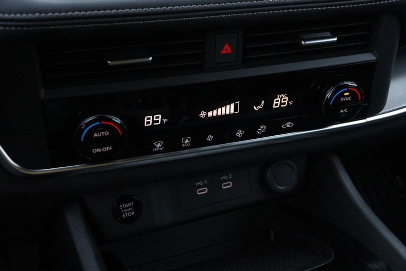 Nissan Rogue Vehicle Full-screen Gallery Image 17